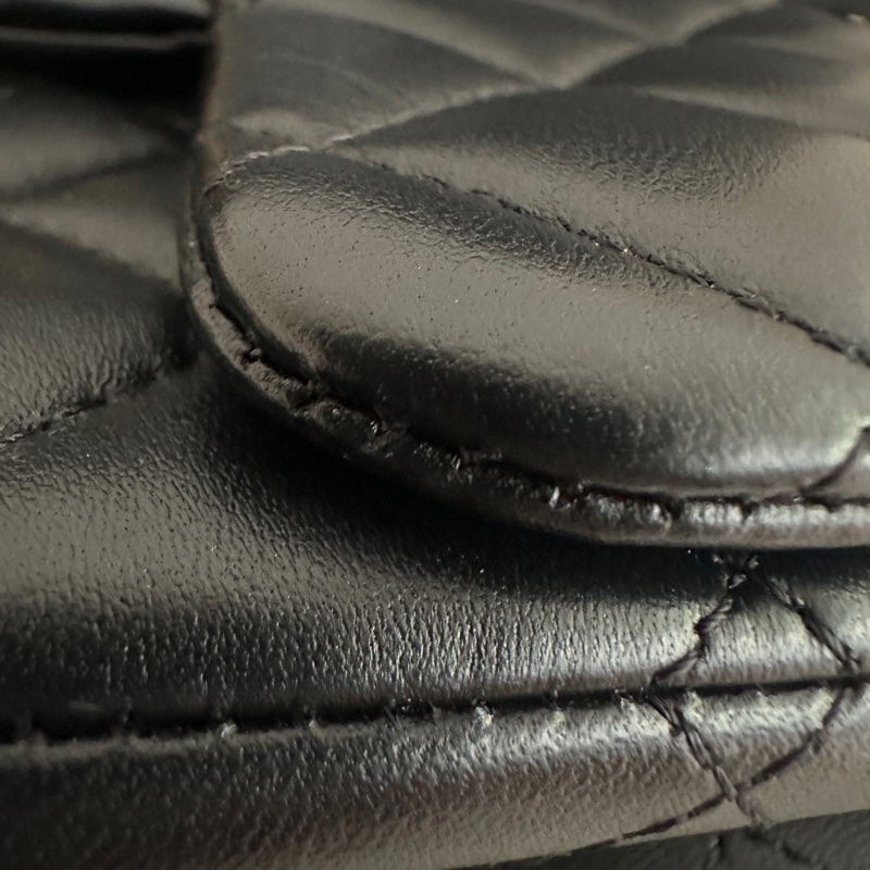 「最新晶片款」Chanel 黑金羊皮方胖-18