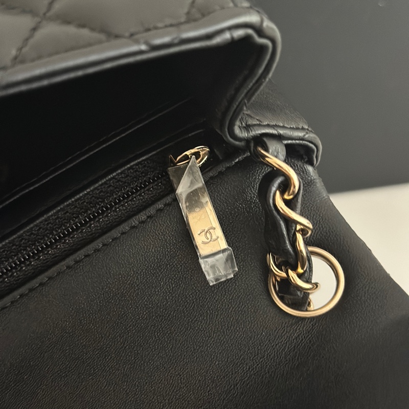 「最新晶片款」Chanel 黑金羊皮方胖-27