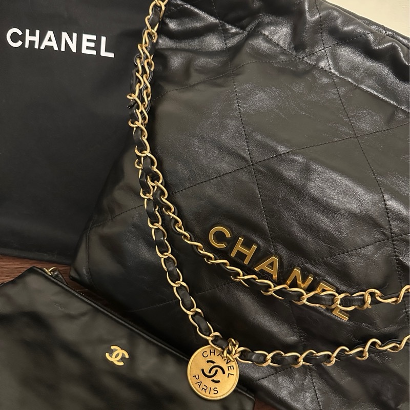 9.9新Chanel 22 bag 小號 亮面小牛皮/黑金/晶片款 香奈兒-0