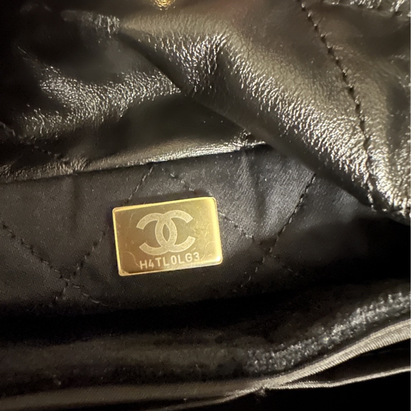 9.9新Chanel 22 bag 小號 亮面小牛皮/黑金/晶片款 香奈兒-38