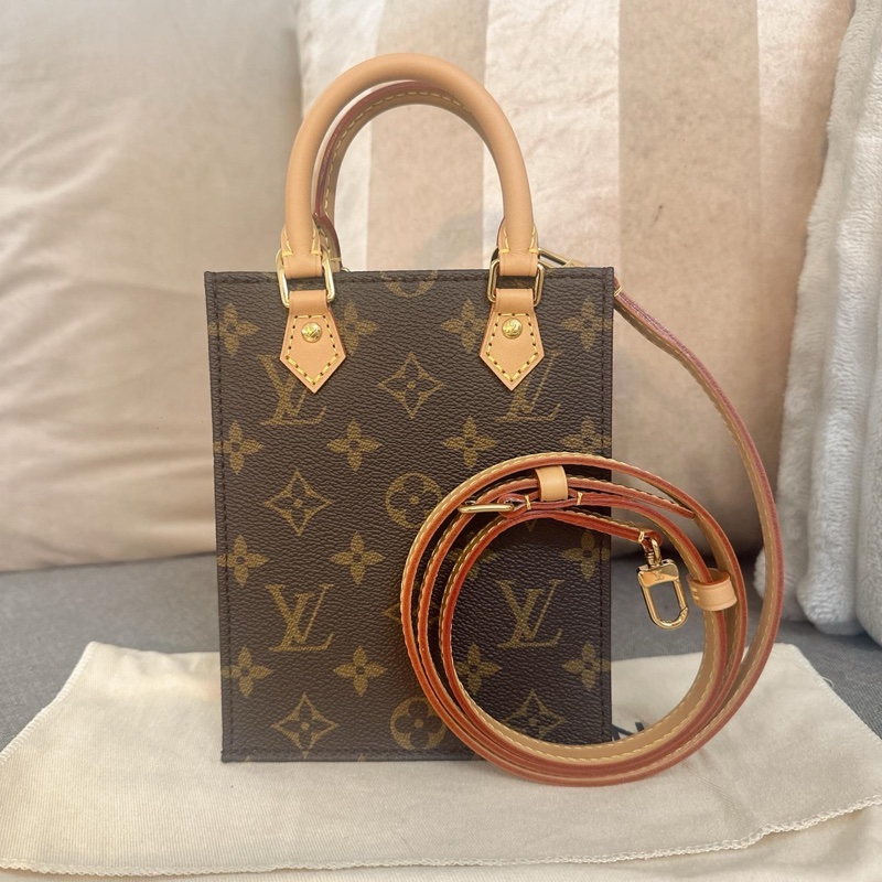 「JL精品代購」全新 LV Petit Sac Plat 小款琴譜包-1