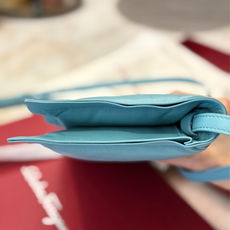 近全新Salvatore Ferragamo 土耳其石藍肩包/手提真皮包-15