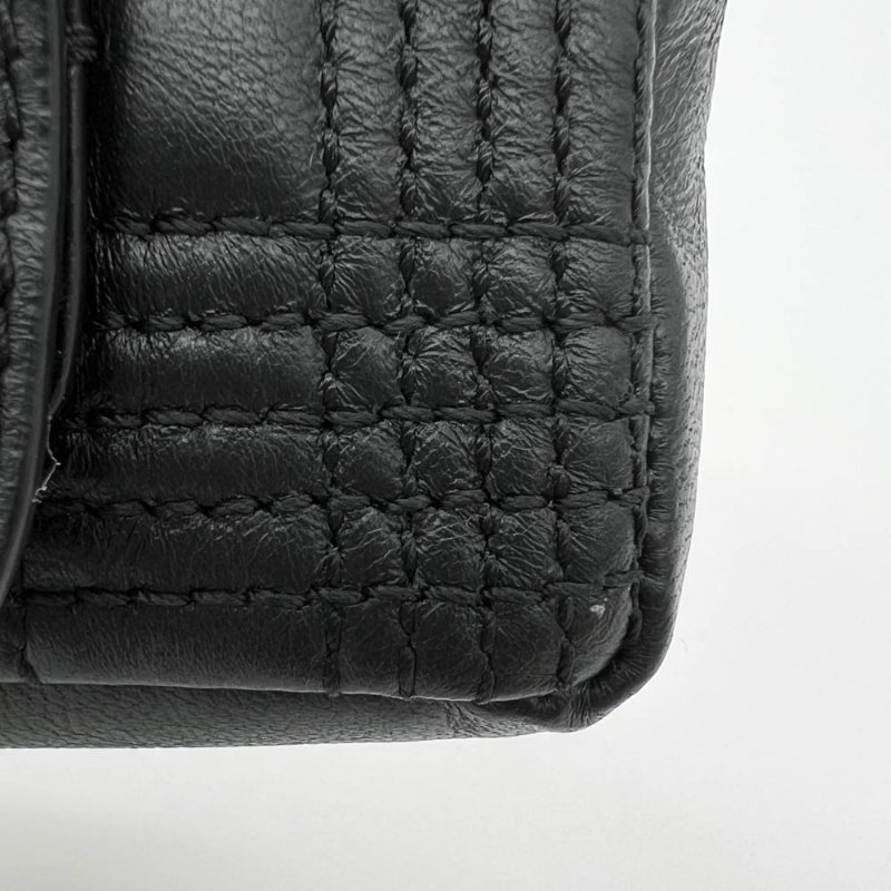 【Roi x 米蘭站-名人公益精品】 BURBERRY 黑羊皮金扣Lola耳機包-7