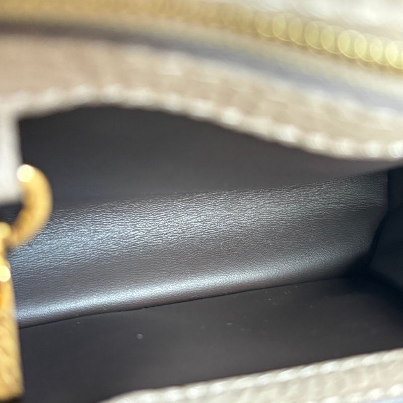 ::LOUIS VUITTON:: LV M94634 Capucines BB斑鳩灰色皮革金LOGO手提兩用包 肩背包-28