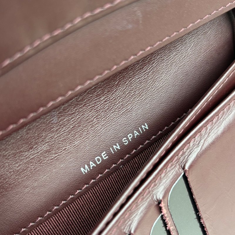 ::CHANEL:: 黑色荔枝皮革 銀雙C 對開多卡長夾-22