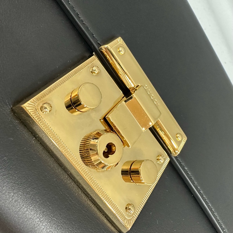 gucci 409486 黑色金釦鎖頭 肩背包-19