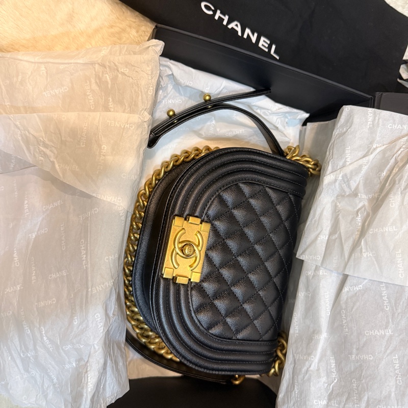 92新✨Boy20現正櫃上217900💰大全配有購證✨超美況Chanel晶片款 保值的芯片款🖤香奈兒黑金荔枝皮boy半月包 馬鞍包 斜背 肩背-0