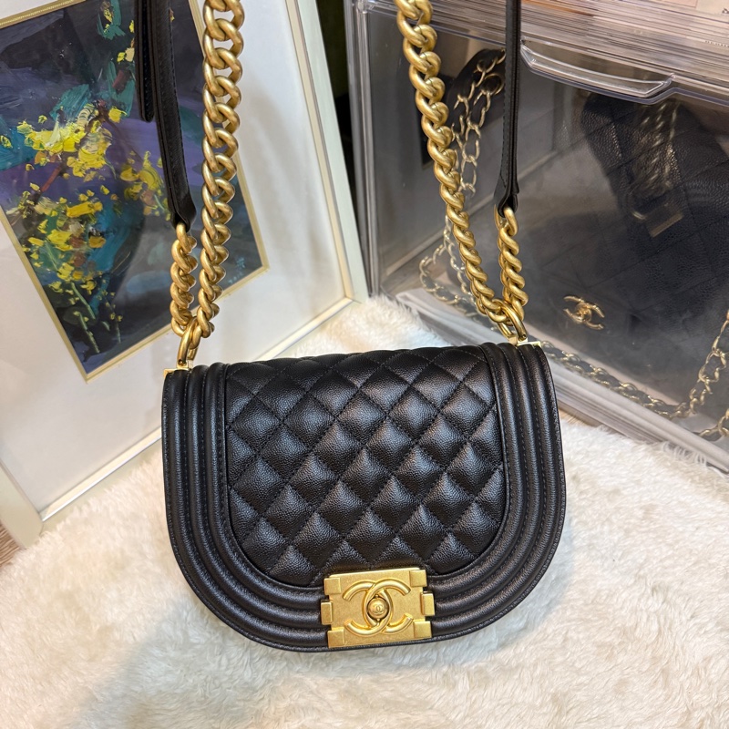 92新✨Boy20現正櫃上217900💰大全配有購證✨超美況Chanel晶片款 保值的芯片款🖤香奈兒黑金荔枝皮boy半月包 馬鞍包 斜背 肩背-25