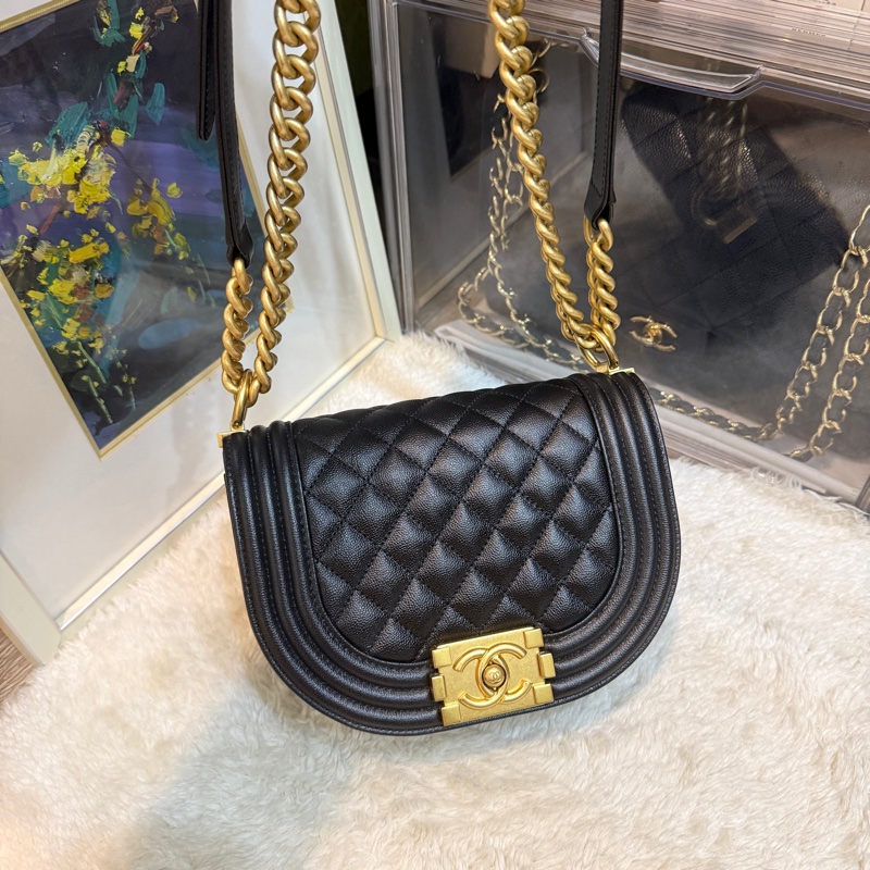 92新✨Boy20現正櫃上217900💰大全配有購證✨超美況Chanel晶片款 保值的芯片款🖤香奈兒黑金荔枝皮boy半月包 馬鞍包 斜背 肩背-26
