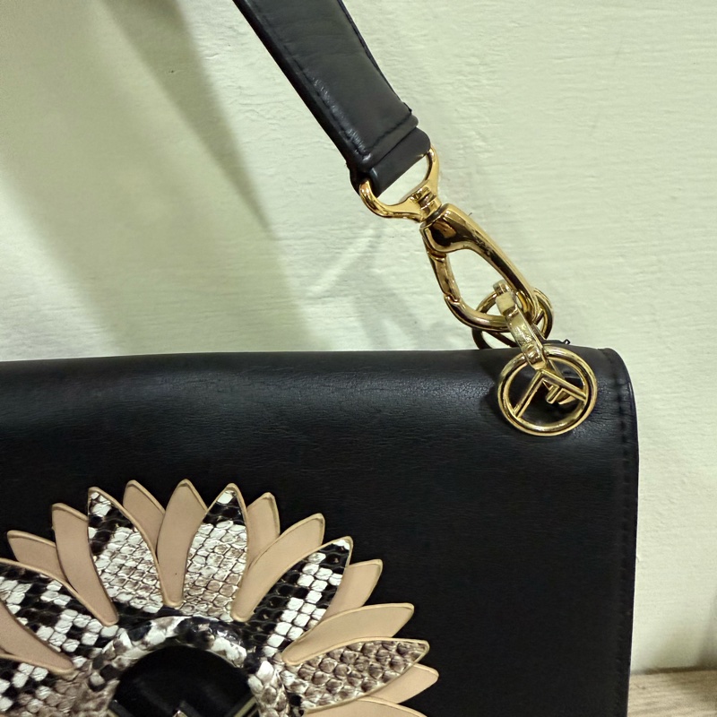kan i系列f fendi logo小雛菊肩背包-13