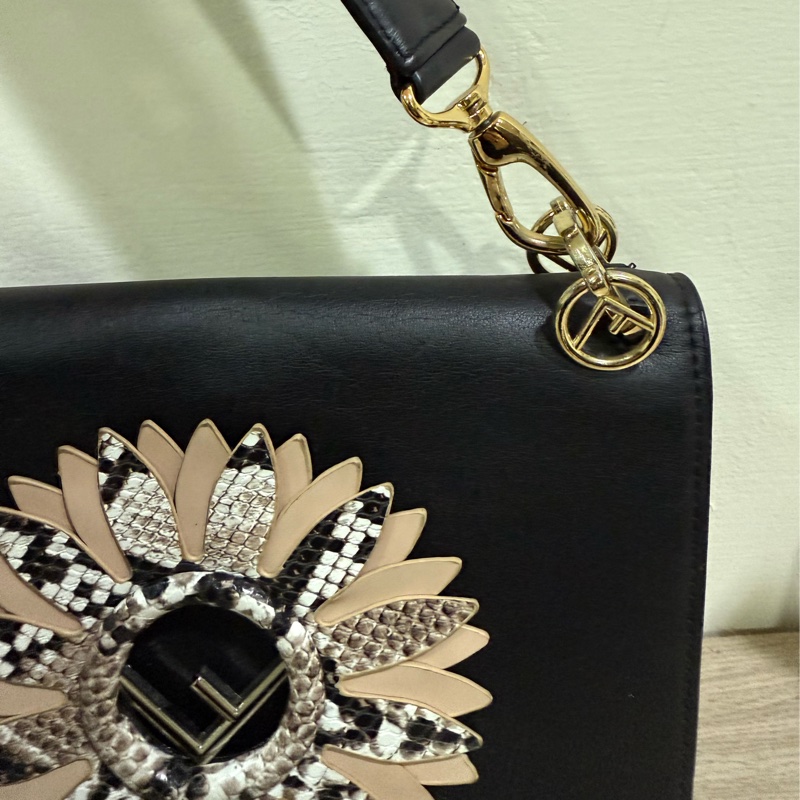 kan i系列f fendi logo小雛菊肩背包-3