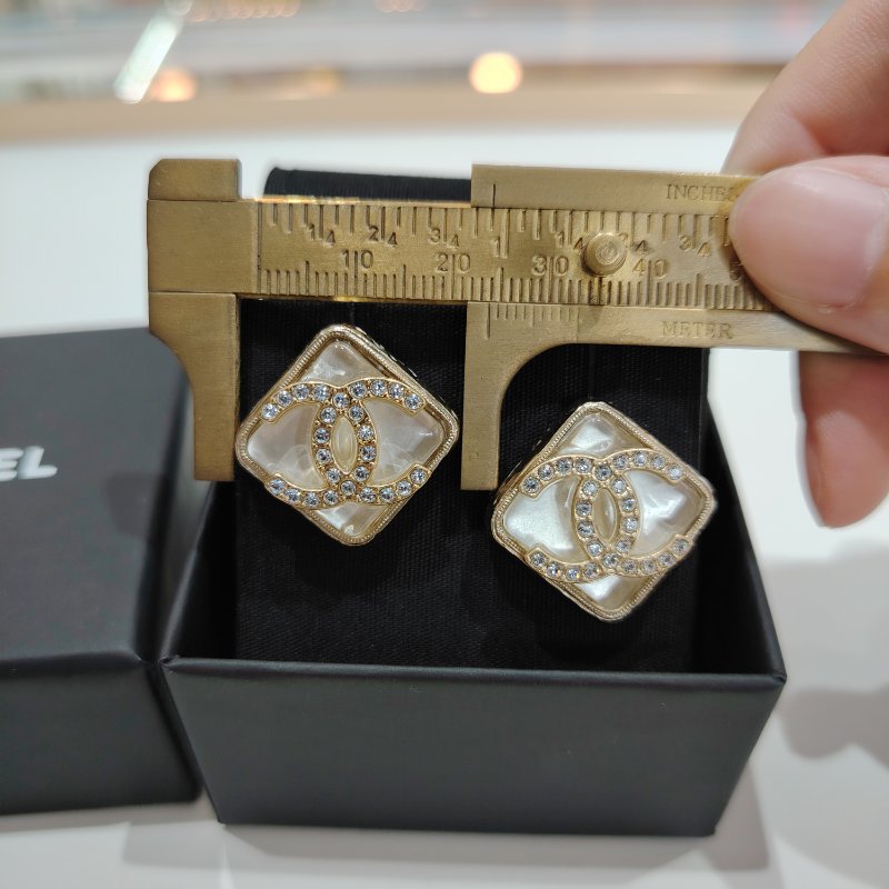 CHANEL經典菱形透明樹脂CC水鑽耳環-8