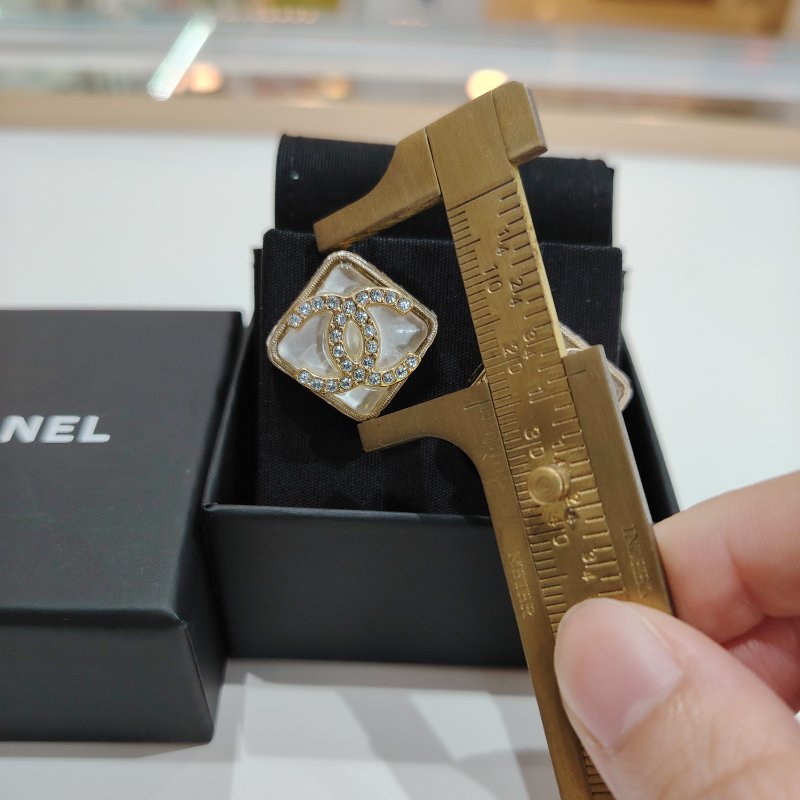 CHANEL經典菱形透明樹脂CC水鑽耳環-9