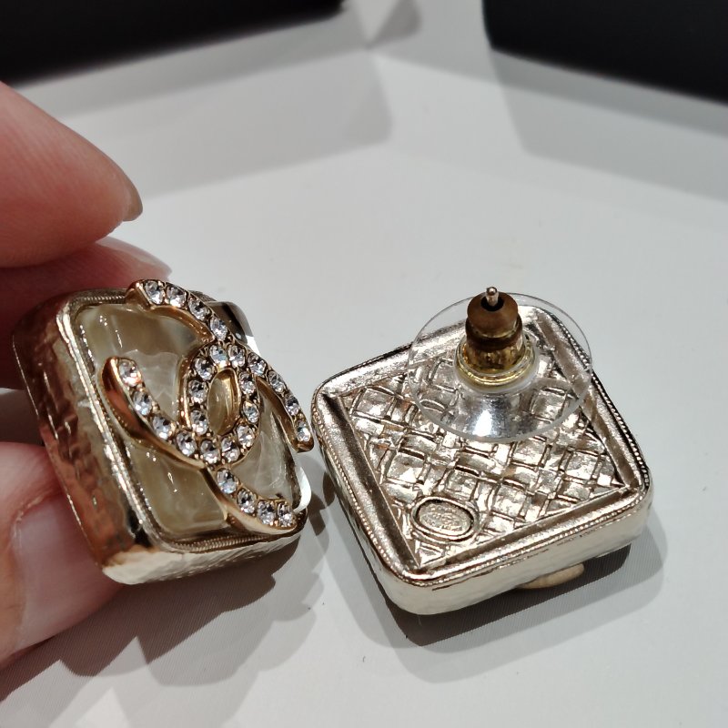 CHANEL經典菱形透明樹脂CC水鑽耳環-10