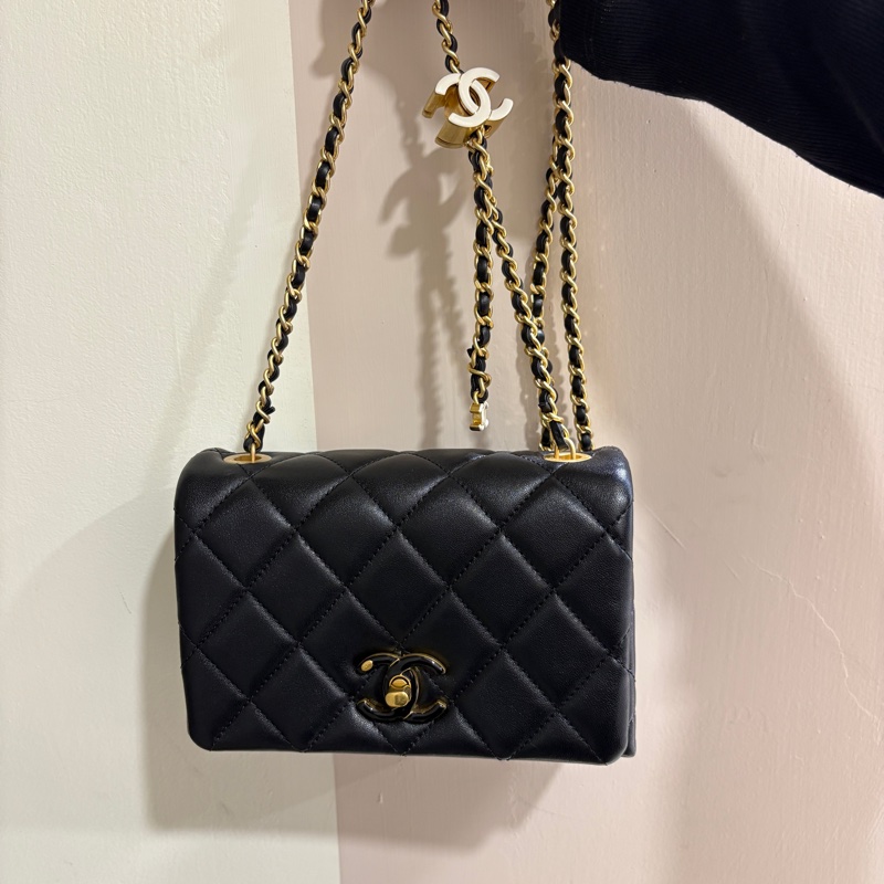 CHANEL黑羊皮雙C琺瑯釦口蓋包AS4973-1