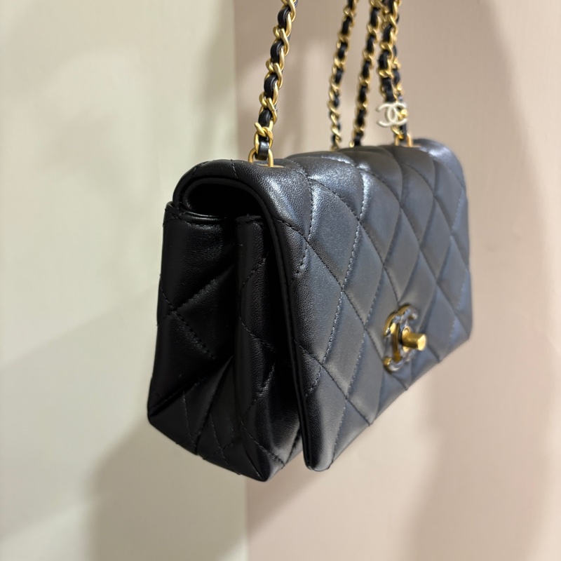 CHANEL黑羊皮雙C琺瑯釦口蓋包AS4973-2