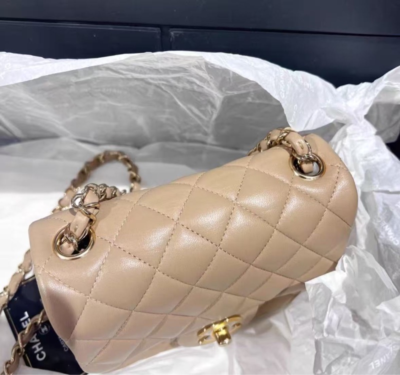 ✨CHANEL 奶茶色金扣方胖子斜背包 17*13 98新 配件塵袋盒子-1