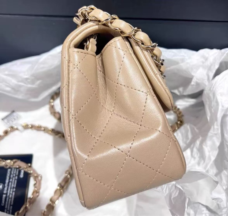 ✨CHANEL 奶茶色金扣方胖子斜背包 17*13 98新 配件塵袋盒子-3