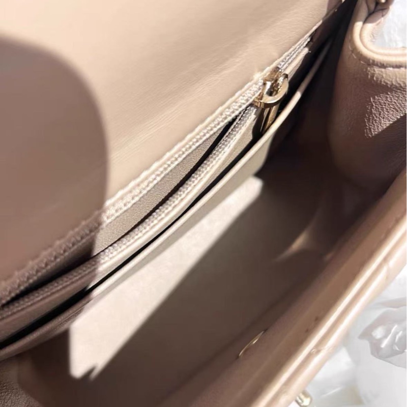 ✨CHANEL 奶茶色金扣方胖子斜背包 17*13 98新 配件塵袋盒子-4