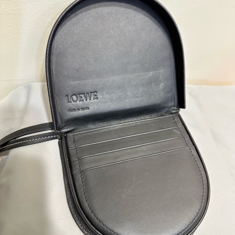 Loewe Small Heel Pouch 黑色小型小牛皮馬鞍肩背包-1