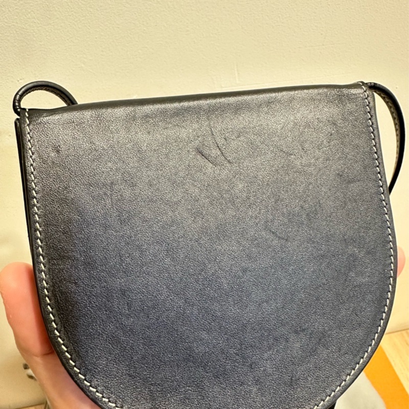 Loewe Small Heel Pouch 黑色小型小牛皮馬鞍肩背包-3