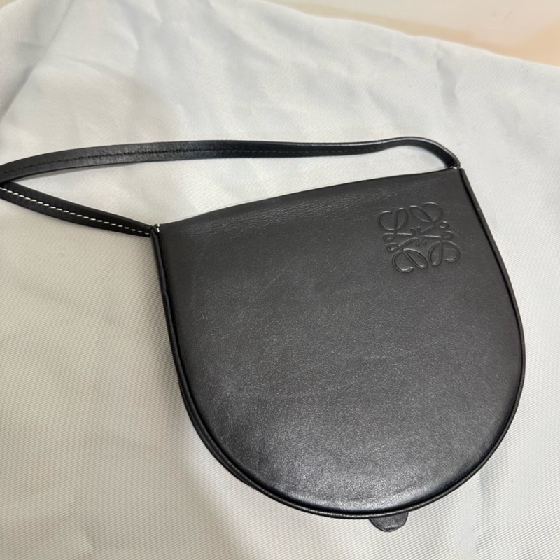 Loewe Small Heel Pouch 黑色小型小牛皮馬鞍肩背包-6