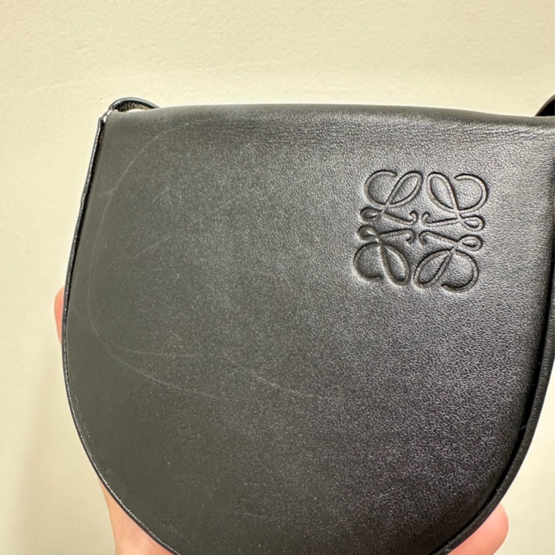 Loewe Small Heel Pouch 黑色小型小牛皮馬鞍肩背包-8