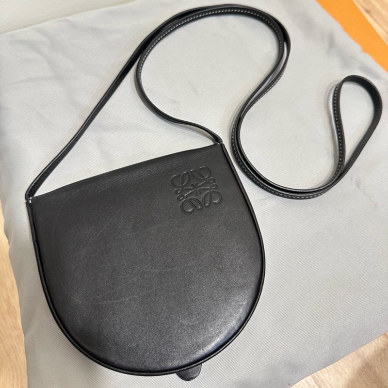 Loewe Small Heel Pouch 黑色小型小牛皮馬鞍肩背包-10