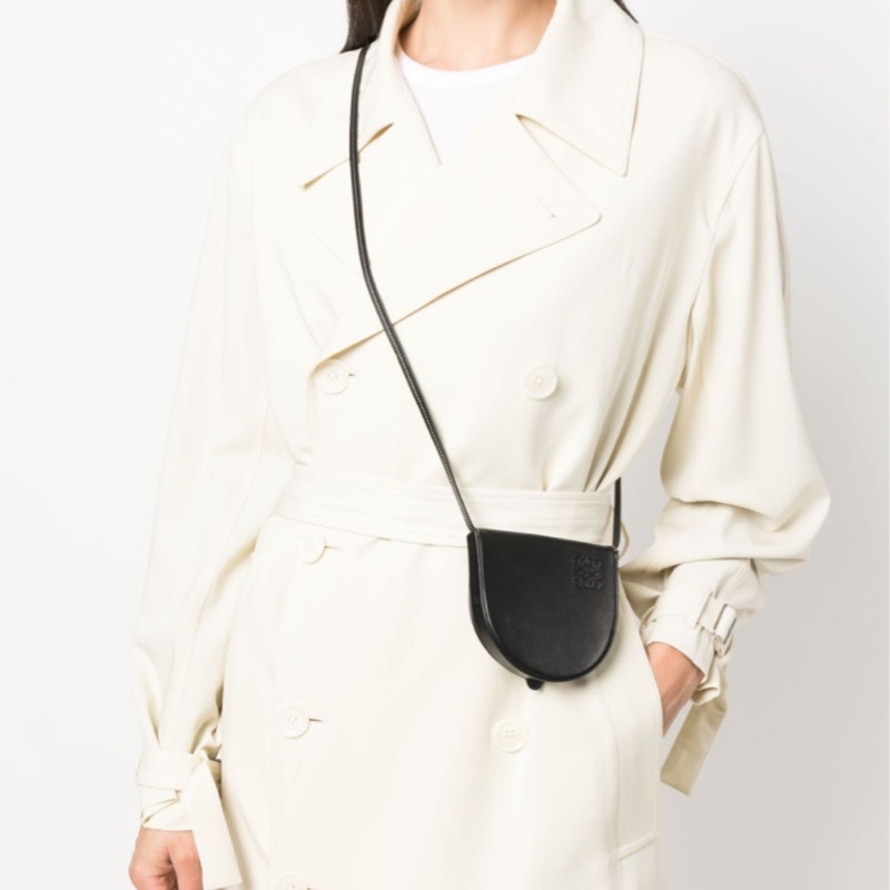 Loewe Small Heel Pouch 黑色小型小牛皮馬鞍肩背包-16