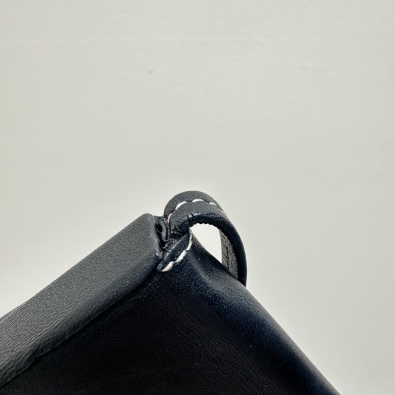 Loewe Small Heel Pouch 黑色小型小牛皮馬鞍肩背包-20