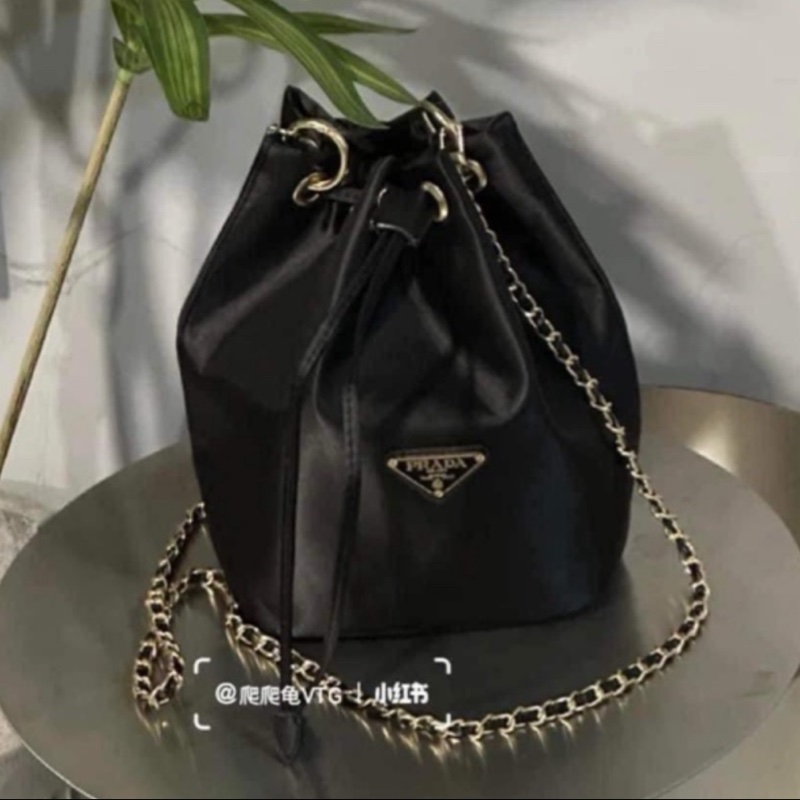 Prada 經典尼龍束口Mini小水桶包 化妝包 ｜ 在台現貨-4