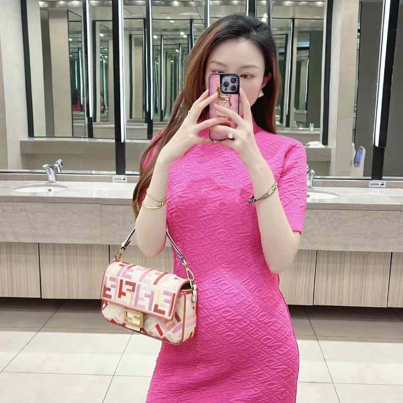 FENDI 連身裙 40號 非常新 滿字母logo 很顯身材-0