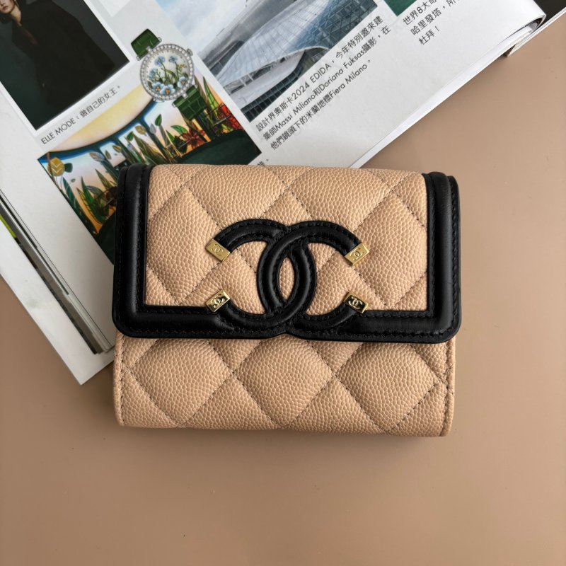 ::CHANEL:: 米色x黑邊荔枝紋牛皮大雙C LOGO釦式翻蓋零錢包-0