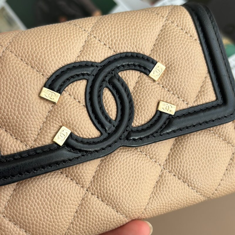 ::CHANEL:: 米色x黑邊荔枝紋牛皮大雙C LOGO釦式翻蓋零錢包-2