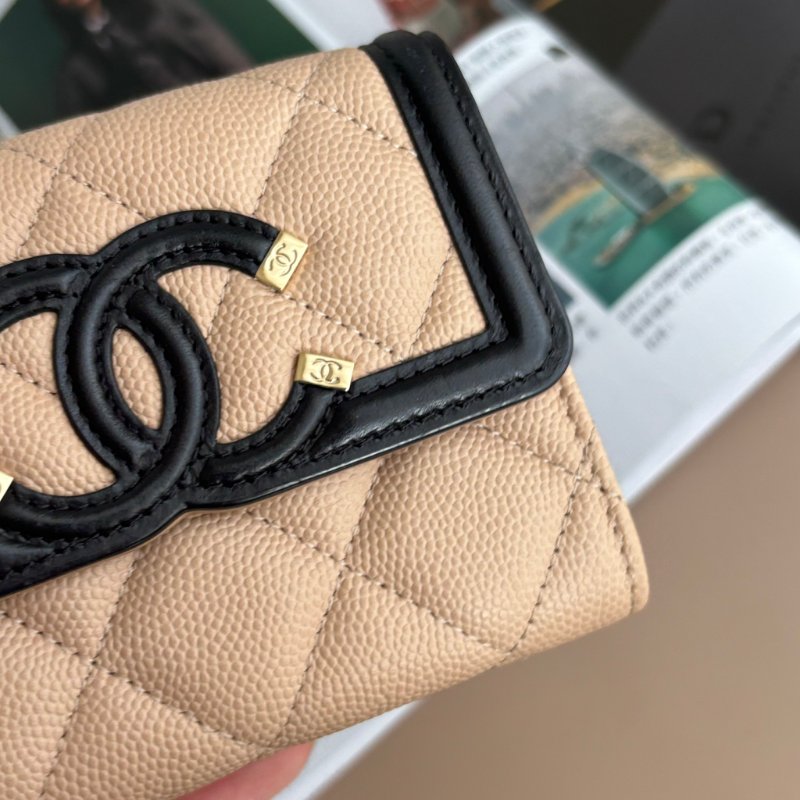 ::CHANEL:: 米色x黑邊荔枝紋牛皮大雙C LOGO釦式翻蓋零錢包-3