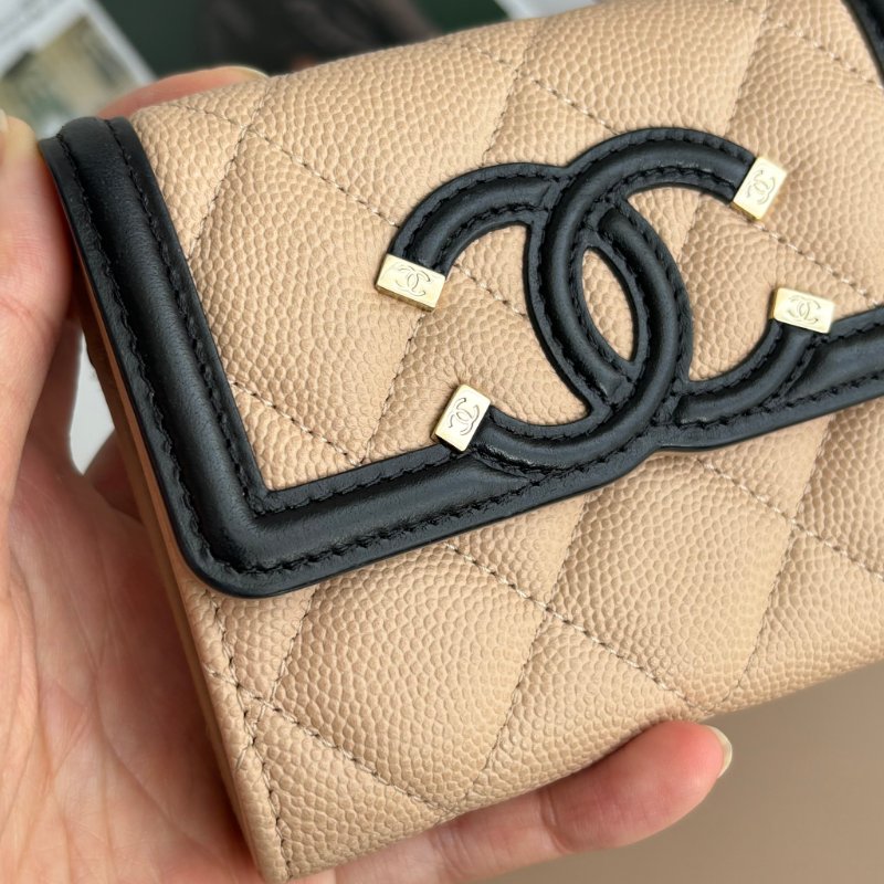 ::CHANEL:: 米色x黑邊荔枝紋牛皮大雙C LOGO釦式翻蓋零錢包-4