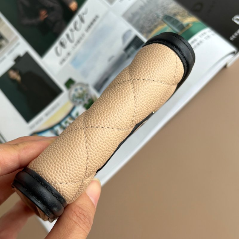 ::CHANEL:: 米色x黑邊荔枝紋牛皮大雙C LOGO釦式翻蓋零錢包-6