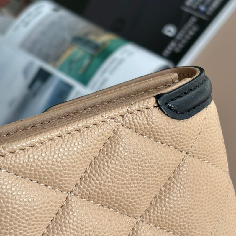::CHANEL:: 米色x黑邊荔枝紋牛皮大雙C LOGO釦式翻蓋零錢包-18
