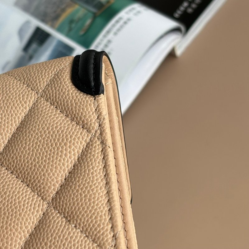 ::CHANEL:: 米色x黑邊荔枝紋牛皮大雙C LOGO釦式翻蓋零錢包-19