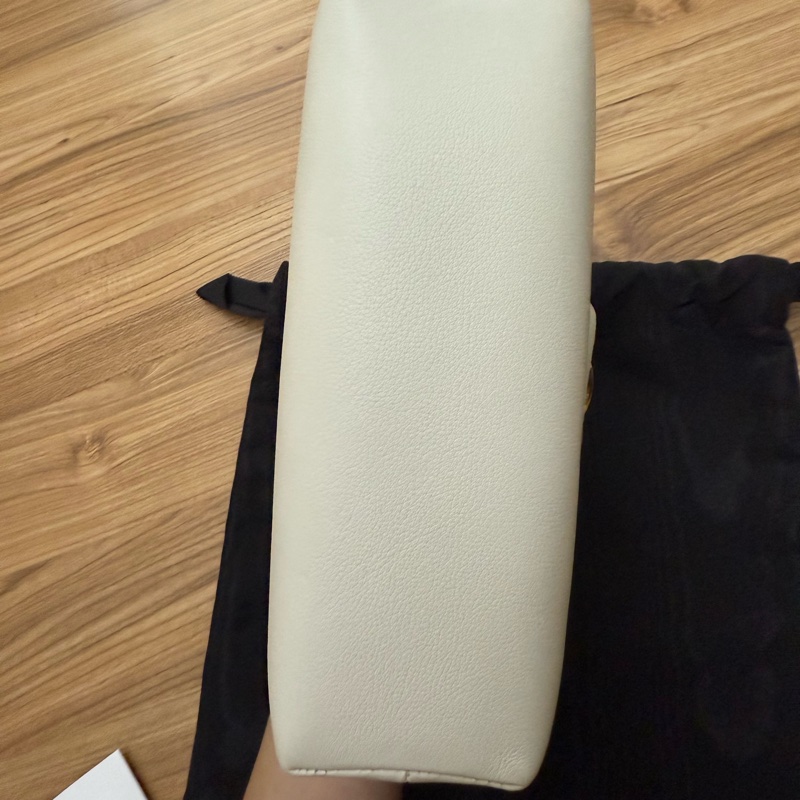 已售出Celine victoire teen白色鏈帶包22公分-7