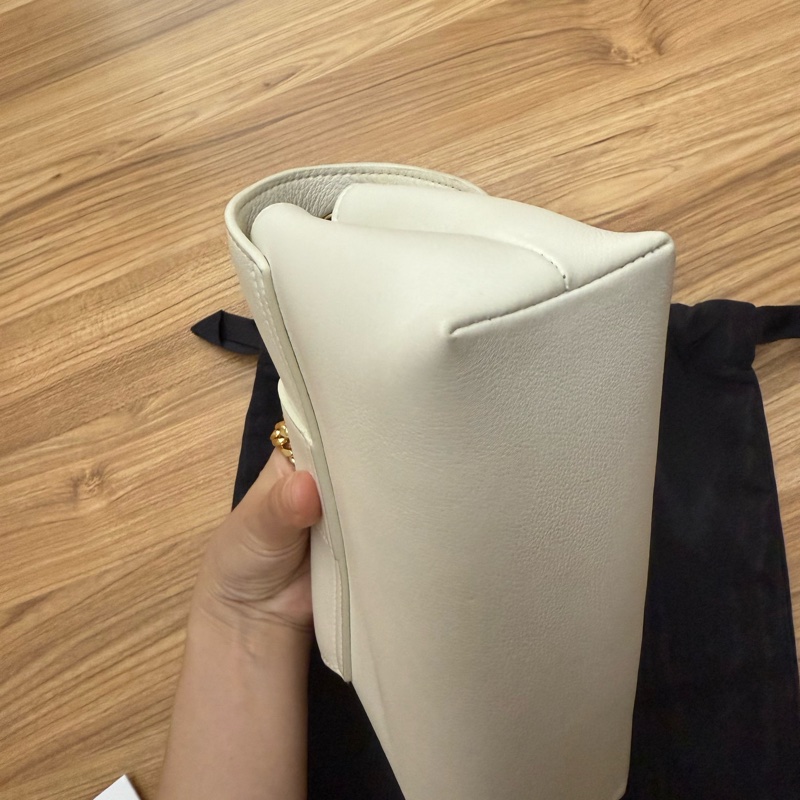 已售出Celine victoire teen白色鏈帶包22公分-11