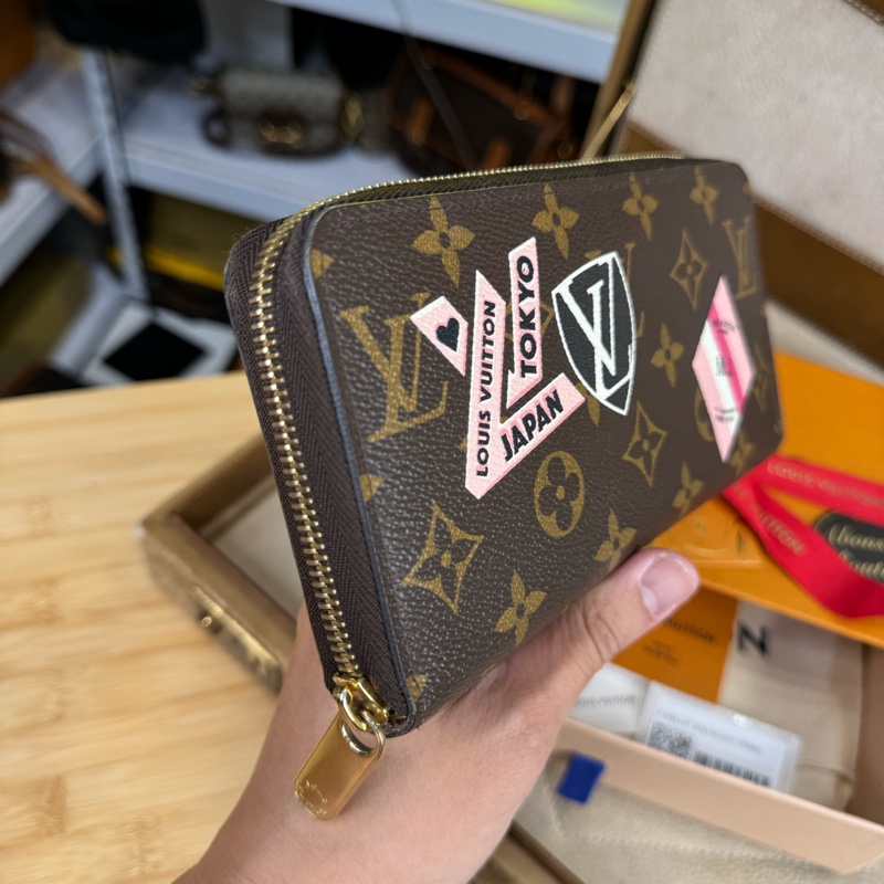 Louis Vuitton 限量圖騰原花World Tour拉鍊發財長夾🎶賞心悅目-2