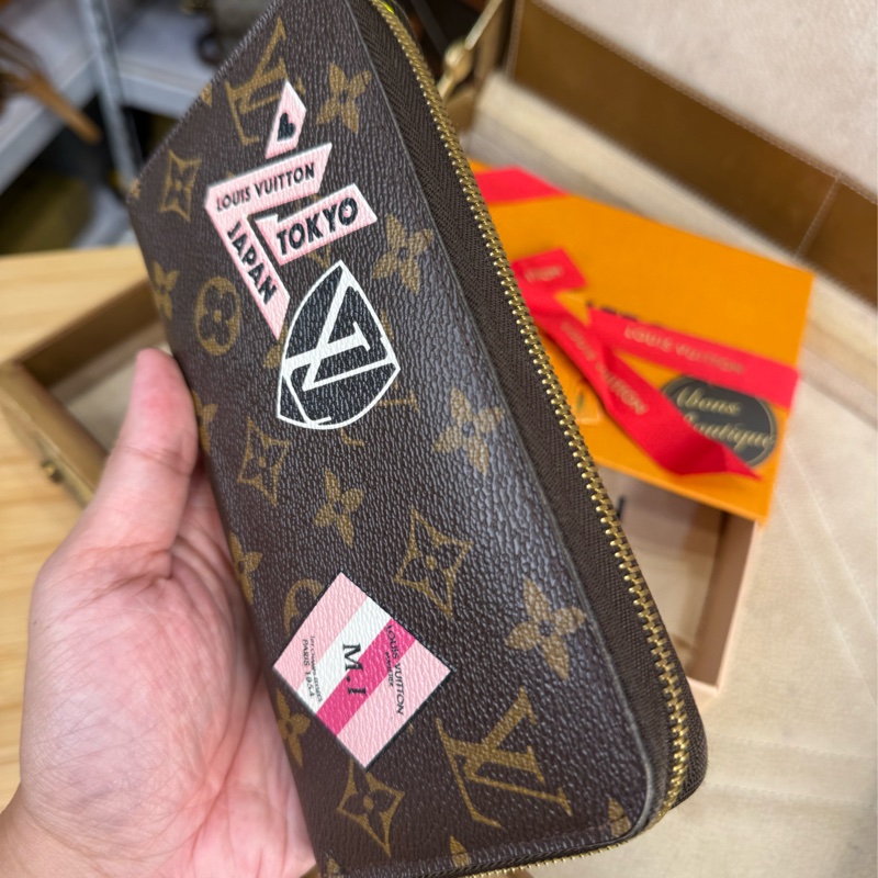 Louis Vuitton 限量圖騰原花World Tour拉鍊發財長夾🎶賞心悅目-3