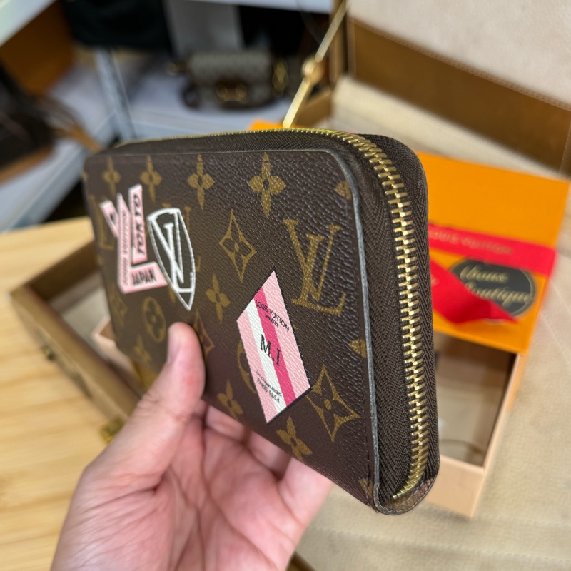 Louis Vuitton 限量圖騰原花World Tour拉鍊發財長夾🎶賞心悅目-4