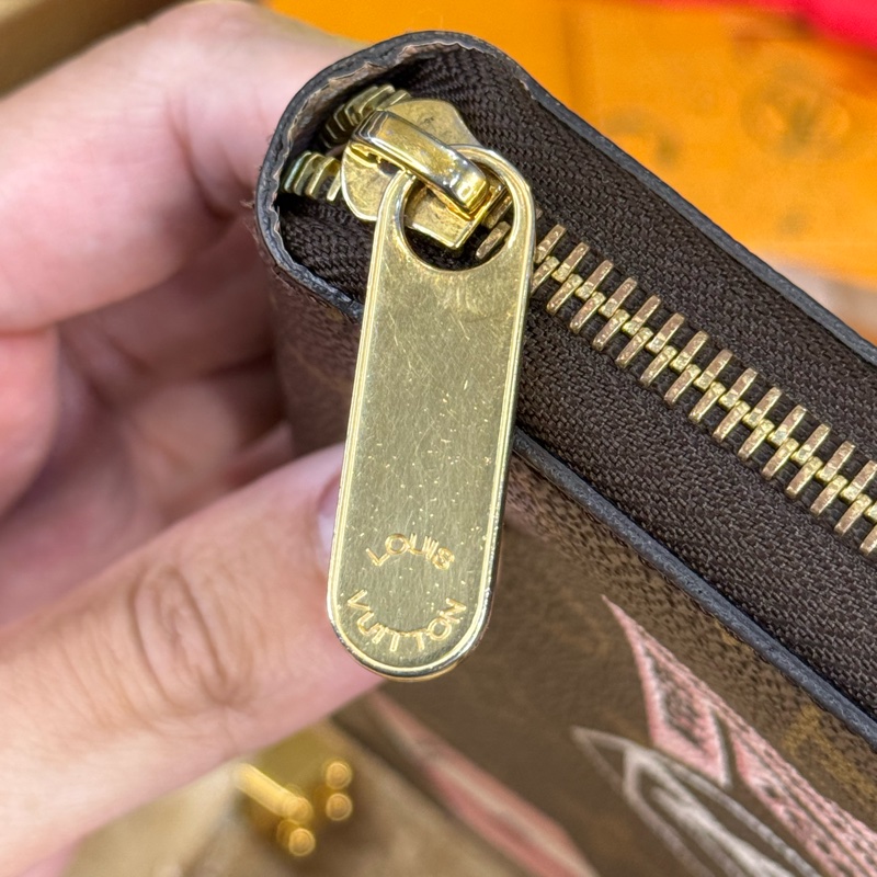 Louis Vuitton 限量圖騰原花World Tour拉鍊發財長夾🎶賞心悅目-12