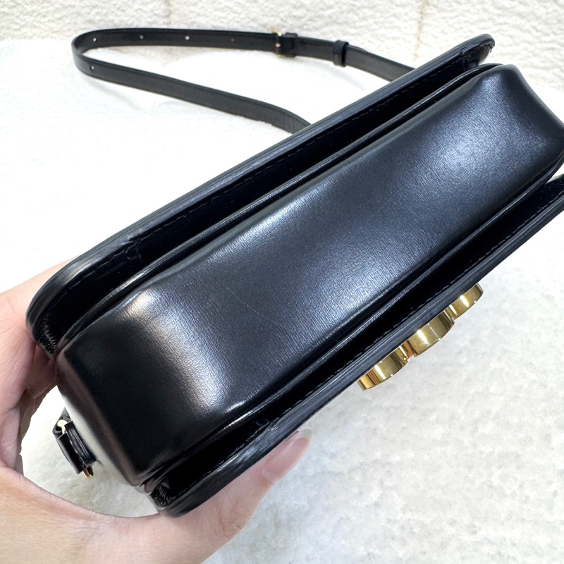 CELINE黑金牛皮凱旋門TEEN TRIOMPHE斜背包188423-16