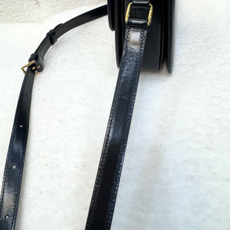 CELINE黑金牛皮凱旋門TEEN TRIOMPHE斜背包188423-22