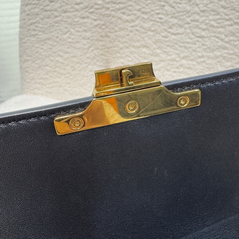 CELINE黑金牛皮凱旋門TEEN TRIOMPHE斜背包188423-34