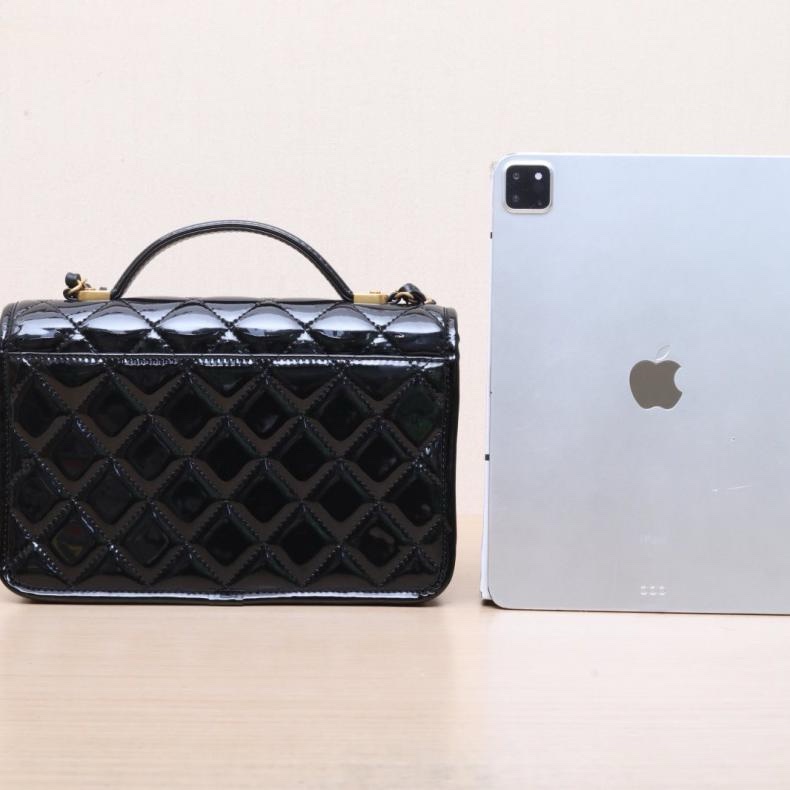 CHANEL(香奈兒) 22K 手柄郵差包 25cm 黑色 漆皮 晶片開 金扣 金屬皮牌皮手柄-2