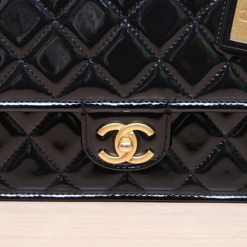 CHANEL(香奈兒) 22K 手柄郵差包 25cm 黑色 漆皮 晶片開 金扣 金屬皮牌皮手柄-5